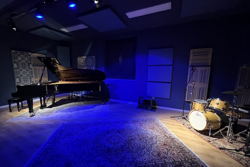 Studio di registrazione con pianoforte
